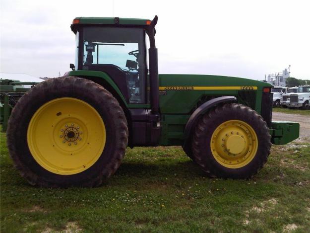 TRACTOR JOHN DEERE 8200