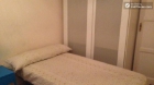 Rooms available - 5-Bedroom apartment in residential neighbourhood of Las Acacias - mejor precio | unprecio.es