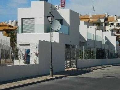 Adosado con 3 dormitorios se vende en Punta Prima, Costa Blanca