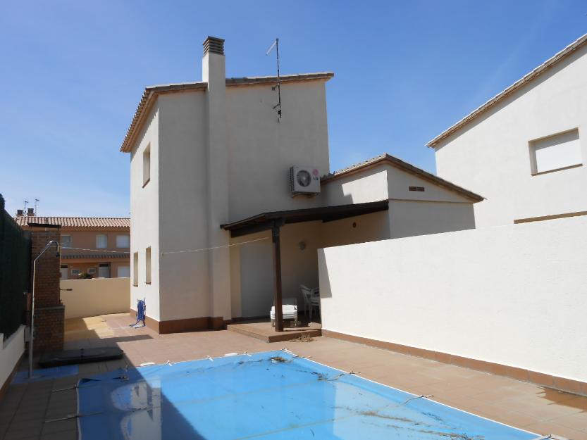 casa de reciente construcción con piscina en L'Escala Costa Brava