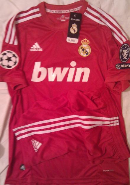 EQUIPACION REAL MADRID ROJA CHAMPIONS CAMISETA y PANTALON 2012