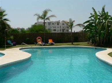 Apartamento con 3 dormitorios se vende en Estepona, Costa del Sol
