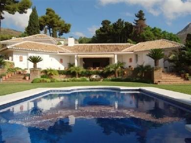 Chalet con 5 dormitorios se vende en Benalmadena Pueblo, Costa del Sol