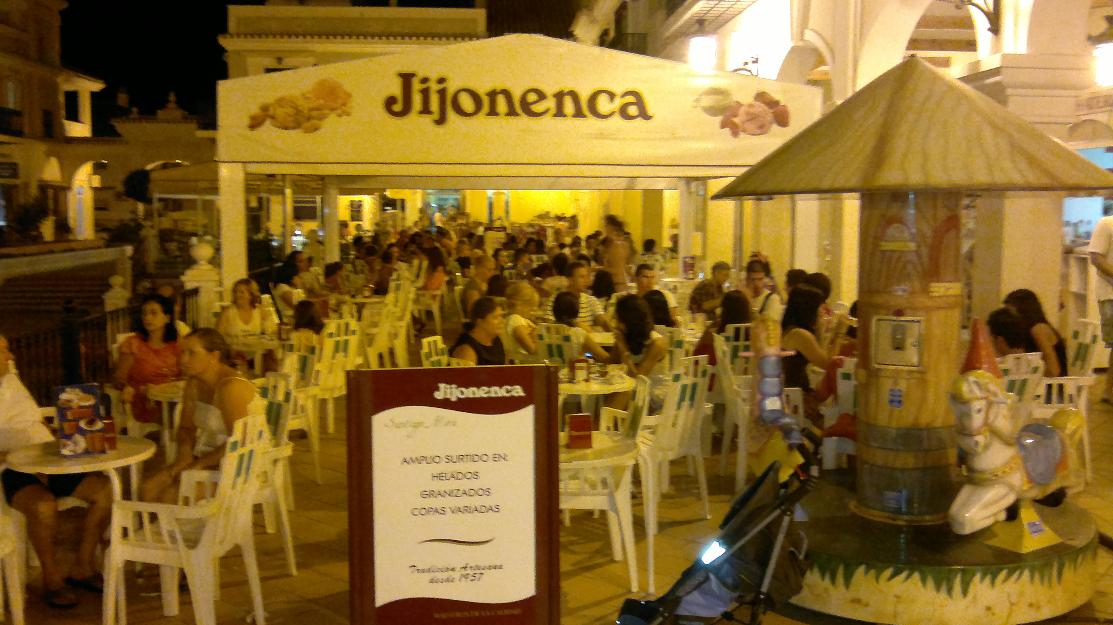 Heladeria jijonenca. totalmente equipada.