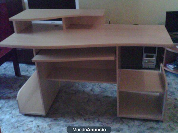Mueble escritorio para ordenador de madera.