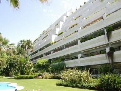 Apartamento con 2 dormitorios se vende en Marbella, Costa del Sol