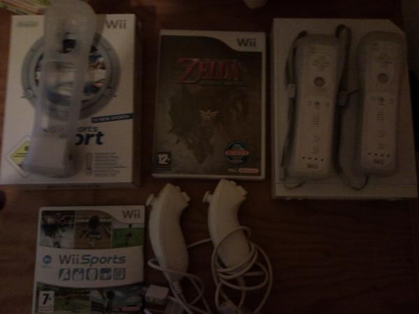 Nintendo wii+ 2 mandos (remote controller)+ 2 nunchakus + wii motion plus+ 3 Juegos