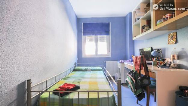 Rooms available - Homely 3-bedroom apartment in attractive Usera