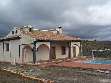 Chalet con 3 dormitorios se vende en Alora