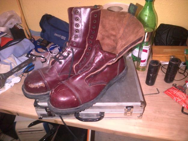 Dos pares de botas militares
