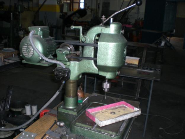 VENDO  ROSCADORA MAQUINA INDUSTRIAL SOBRE BANCO- PERFECTA!!!