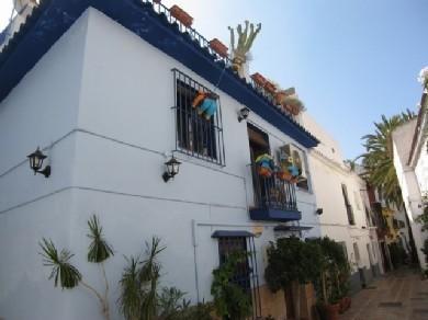Adosado con 3 dormitorios se vende en Marbella, Costa del Sol