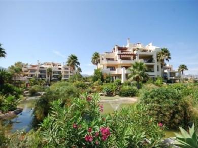 Apartamento con 2 dormitorios se vende en Estepona, Costa del Sol