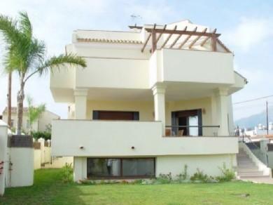 Chalet con 4 dormitorios se vende en Marbella, Costa del Sol