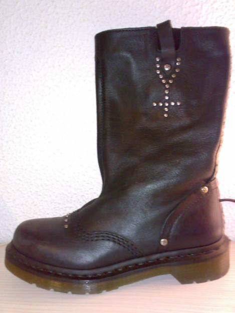 dr martens negras con tachuelas