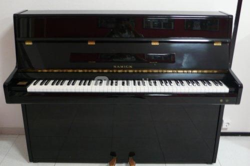 PIANO DE PARED SAMICK GERMAN SCALE CON BANQUETA