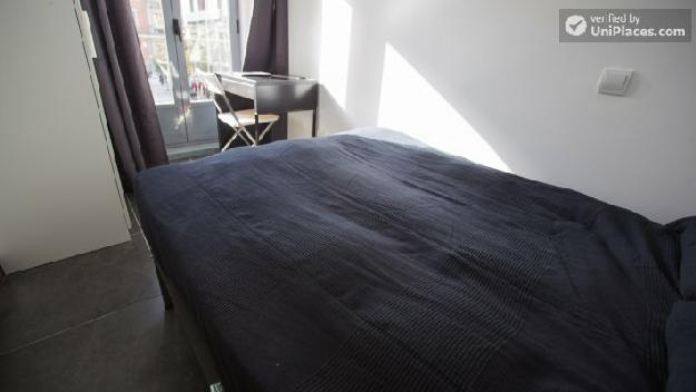 Rooms available - Central 11-bedroom apartment near lively Sol