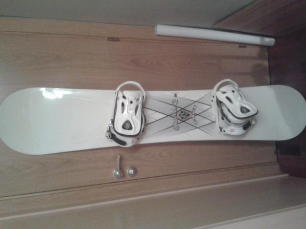 Tabla snowboard con fijaciones y botas, todo nidecker