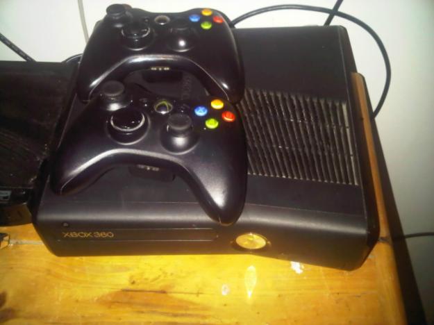 xbox 360 slim modificada con 2 mandos y 10 juegos a elegir