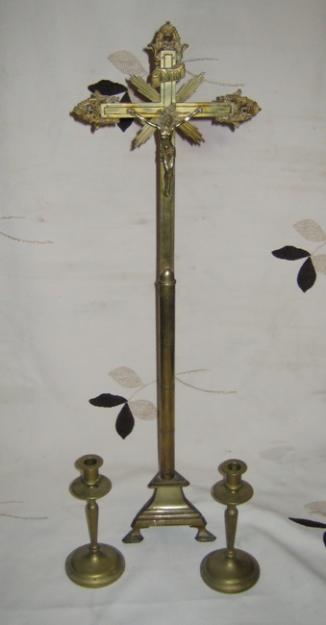 Crucifijo y Candelabros de Bronce Antiguos