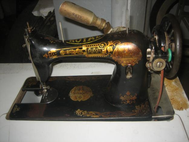 Preciosa máquina de coser antigua Royal con mueble