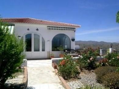 Chalet con 3 dormitorios se vende en Iznate, Axarquia