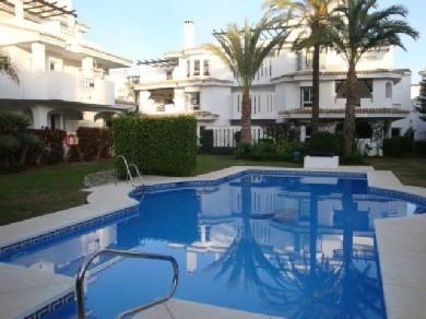 Apartamento con 3 dormitorios se vende en Marbella, Costa del Sol