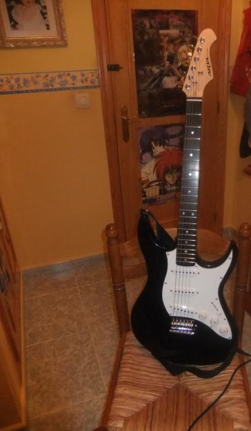 Vendo guitarra eléctrica Aria (blanca y negra)