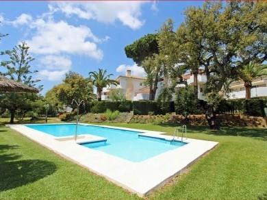 Apartamento con 2 dormitorios se vende en Marbella, Costa del Sol