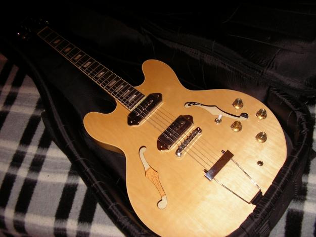 Se vende Epiphone Casino color crema nueva (koreana)