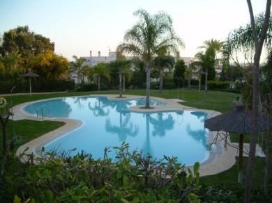 Apartamento con 2 dormitorios se vende en Marbella, Costa del Sol