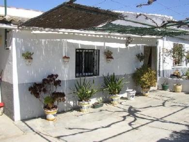 Chalet con 2 dormitorios se vende en Alora