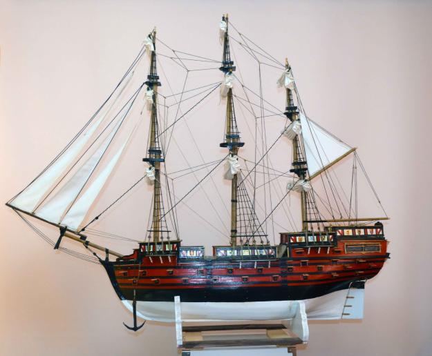 Se venden maquetas de varios navíos a escala