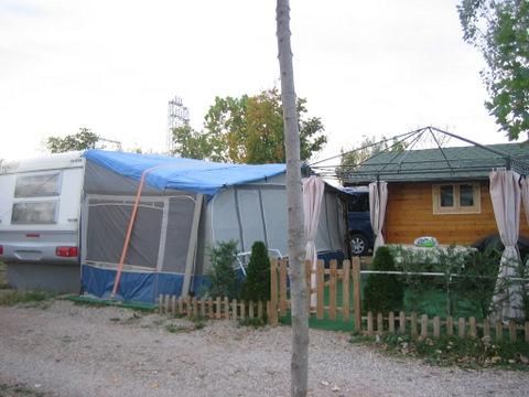 caravana fendt instalada en camping rioja