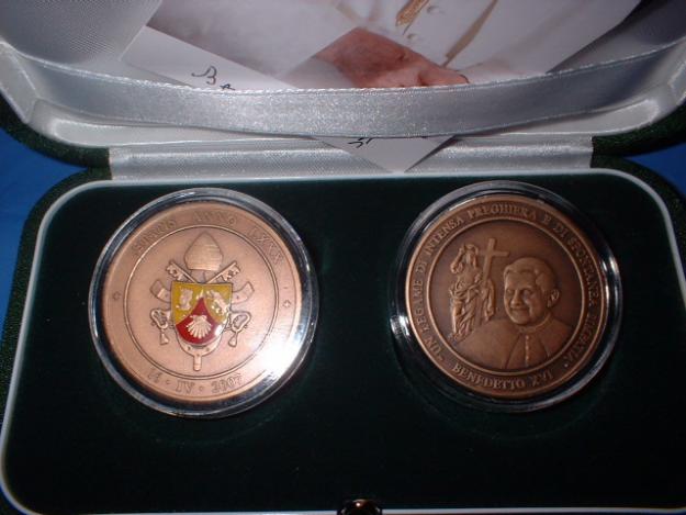 Ciudad del Vaticano 2 medallas de 80º Cumpleaños de Su Santidad Benedicto XVI.