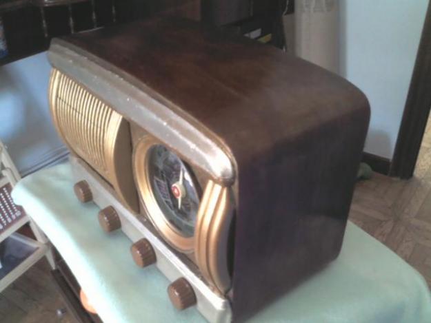 JCM* Radio antigua marca CABALLERO  diseño  en dorado a valvulas