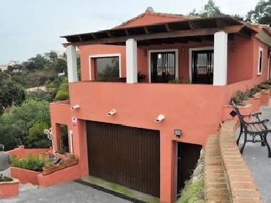 Chalet con 3 dormitorios se vende en Marbella, Costa del Sol
