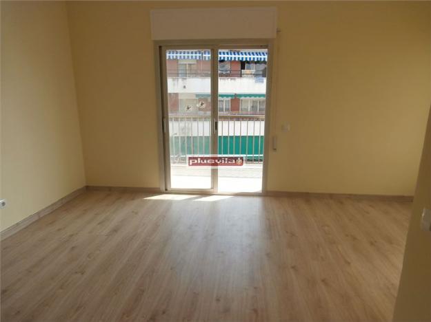 Piso en Calafell, junto a playa y RENFE, recien reformado ( a estrenar), terraza (8m2).