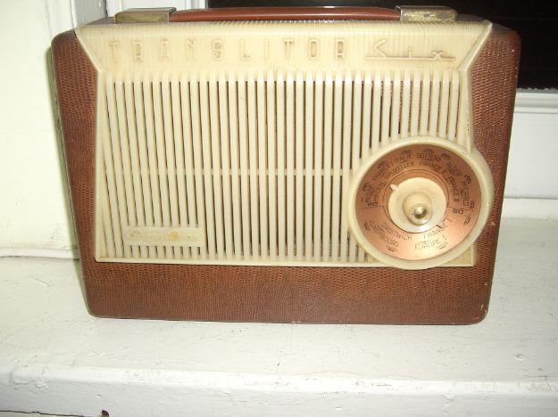 vendo mueble con televicion marca philips antigua ,y radios