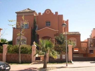 Chalet con 4 dormitorios se vende en Marbella, Costa del Sol