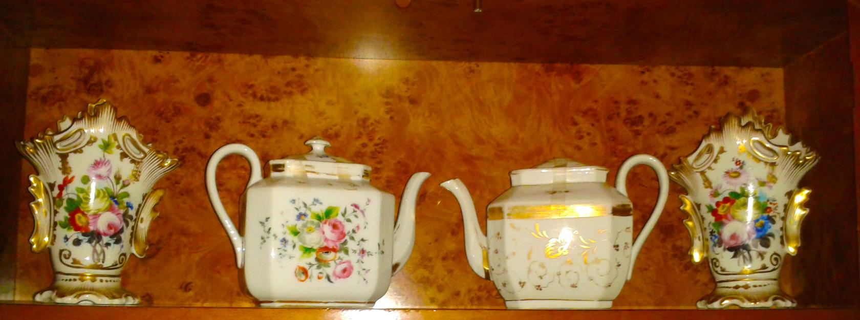 Jarrones y cafeteras de porcelana