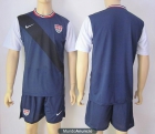 El padre y el hijo de extranjero tomar para ayudar a oro, ropa de fútbol que cuelgan delante de sus tiendas. - mejor precio | unprecio.es