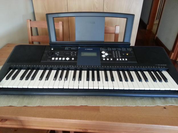 Teclado Piano Yamaha PSR-E333, seminuevo.