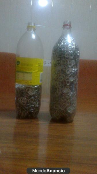 Vendo un botella de 2litros y otra a la mirad llena de anillas