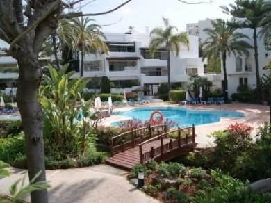 Apartamento con 2 dormitorios se vende en Marbella, Costa del Sol
