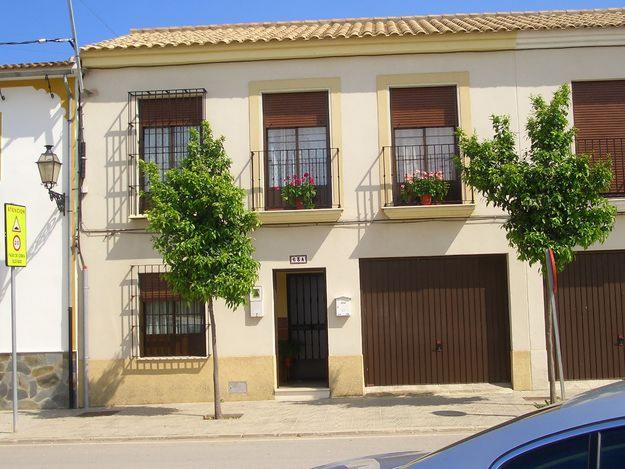 Casa adosada de dos plantas en Bobadilla-Estación