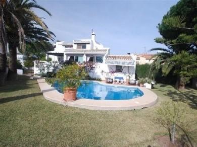 Chalet con 4 dormitorios se vende en Marbella, Costa del Sol