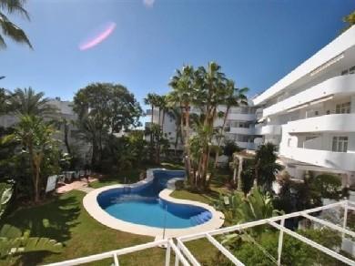 Apartamento con 2 dormitorios se vende en Marbella, Costa del Sol