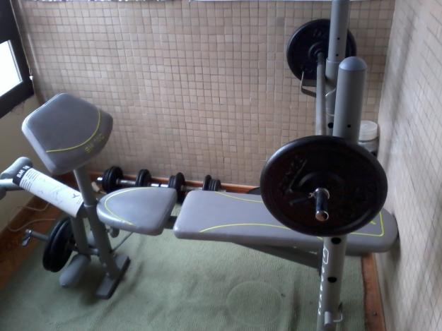 Máquina de ejercicios, pesas y musculación.