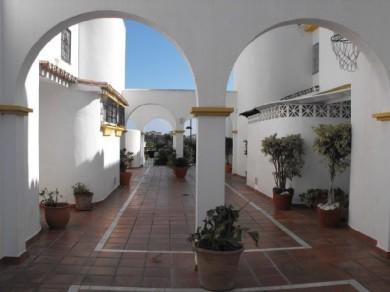 Apartamento con 3 dormitorios se vende en Marbella, Costa del Sol